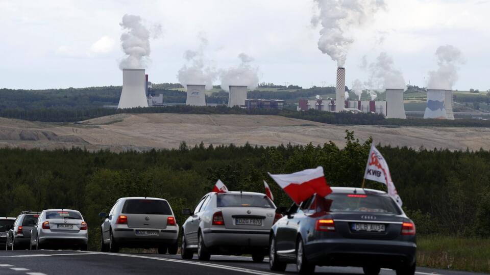 KK27 archív Bogatynia - Na archívnej snímke z 25. mája 2021 autá blokujú cestu pri hnedouhoľnej bani Turów pri meste Bogatynia na poľsko-českých hraniciach. Poľský premiér Mateusz Morawiecki sa rozhodol odvolať veľvyslanca svojej vlády v Českej republike pre jeho vyjadrenia o spore okolo prevádzky hnedouhoľnej bane Turów, ktorá je predmetom sporov medzi Prahou a Varšavou. FOTO TASR/AP
FILE - Cars drive slowly to block a border between Czech Republic and Poland near the Turow coal mine near Bogat
