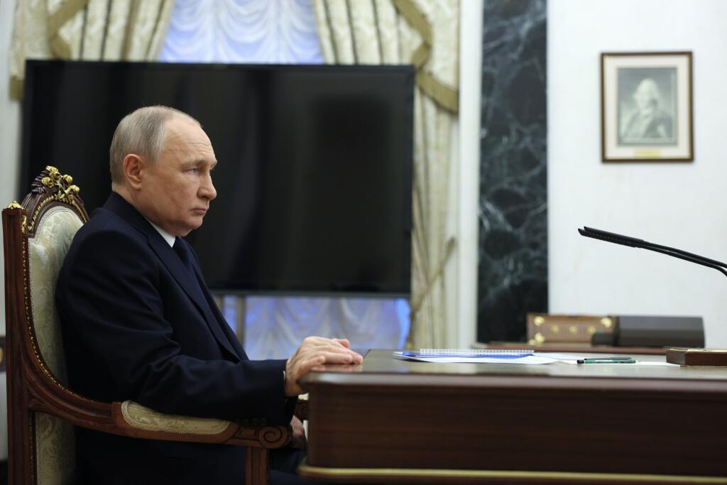JB 2 Moskva - Ruský prezident Vladimir Putin počúva ruského ministra dopravy Vitalija Savelieva počas ich stretnutia v Moskve 25. marca 2023. Rusko a Čína nevytvárajú vojenskú alianciu a v spojitosti so vzájomnou vojenskou spoluprácou nič neskrývajú. V nedeľu to uviedol ruský prezident Vladimir Putin v rozhovore pre ruskú štátnu televíziu. Informovala o tom agentúra Reuters s odvolaním na ruské médiá. FOTO TASR/AP

Russian President Vladimir Putin listens to Russian Transport Minister Vitaly Sav