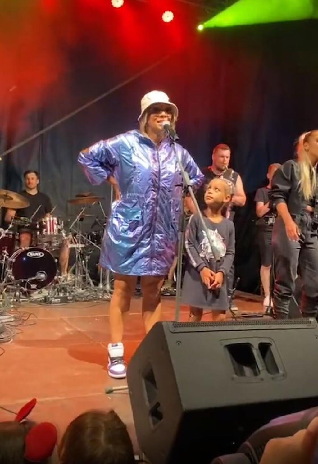 Júl 2021: Tina zvolila na koncert striebornú bundu.