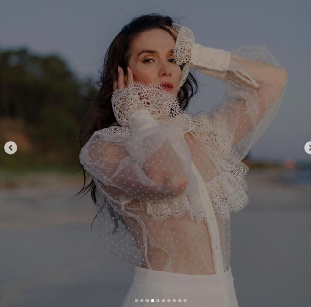 Najnovšie Natalia Oreiro zverejnila sexy zábery v bielych priehľadných šatách, v ktorých ukázala zo svojho tela trochu viac.