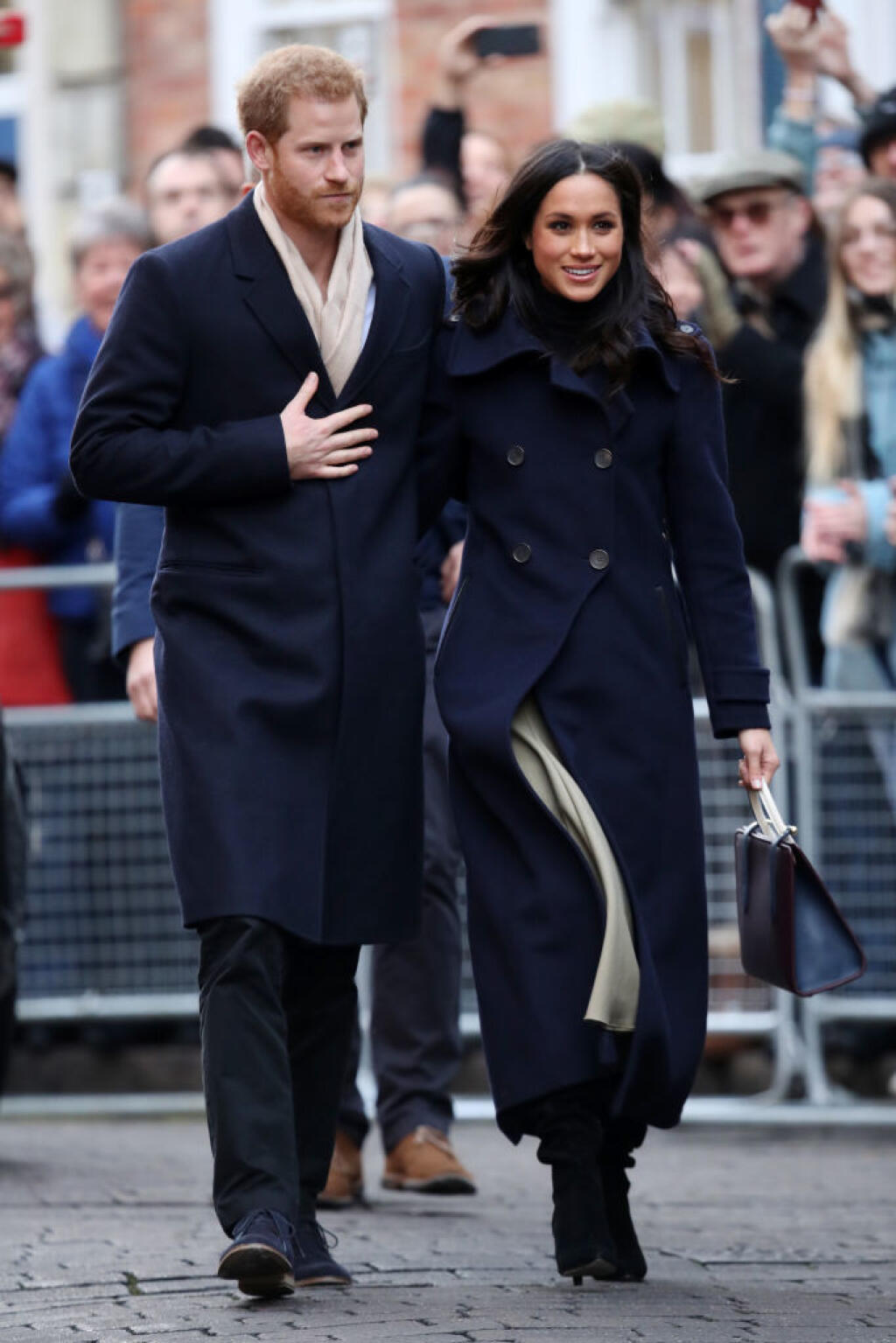 Prečo Meghan Markle nosí topánky o číslo väčšie? Chytrý stylingový trik celebrít vás dostane!