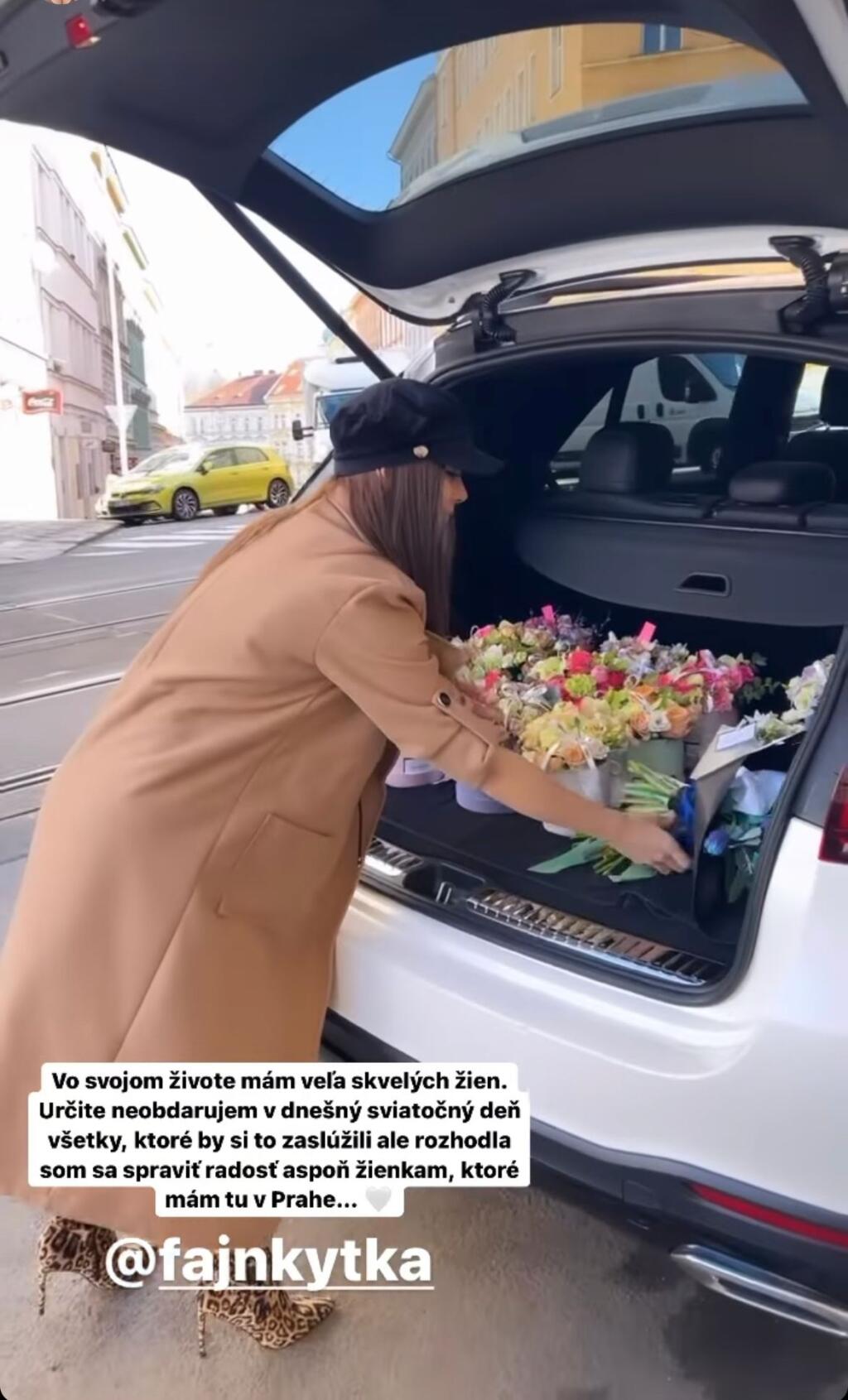 Slovenská fitneska Timea Trajteľová dokonca sama rozdávala kvety ďalším ženám.