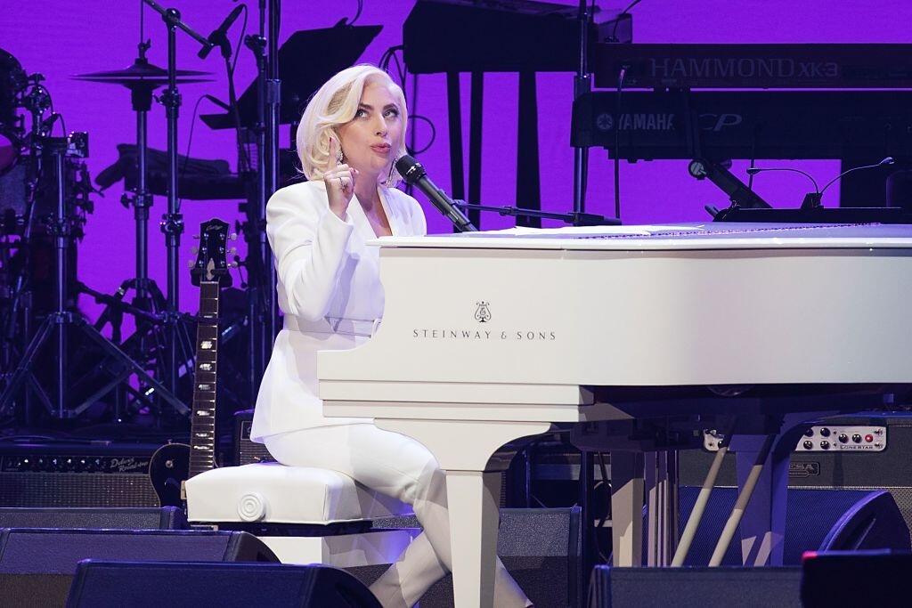 Fibromyalgia trápi speváčku Lady Gaga. K prejavom ochorenia patrí extrémna únava a boľavé, stuhnuté svalstvo, problémy so spánkom. Všetky symptómy sa stlmujú medikamentóznou liečbou. Kvôli bolestiam bola úspešná speváčka dokonca nútená zrušiť aj koncert. Ochorenie postihuje sedmekrát častejšie ženy ako mužov.