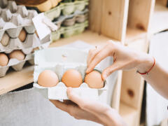 Bojíte sa, že sa vám v chladničke pokazia vajíčka? Máme pre vás radu, ako vám vydržia dlhšie