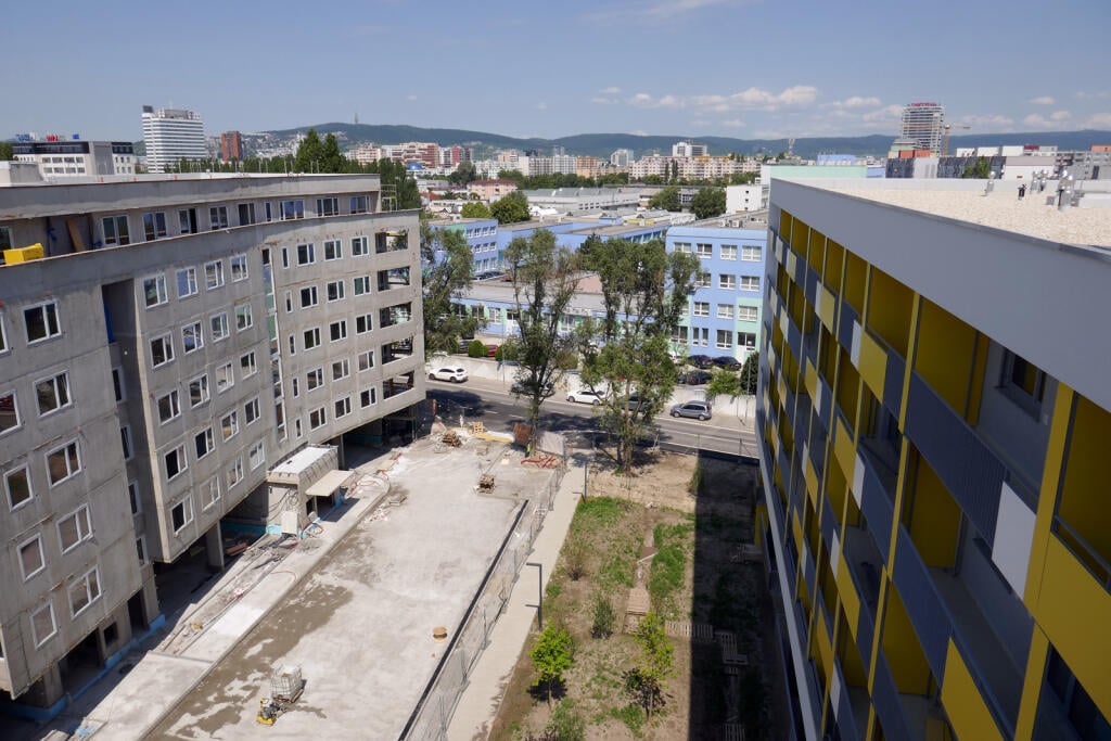 Neoficiálne sa špekuluje, že nová daň z nehnuteľností bude určená ako percentuálna sadzby z jej trhovej hodnoty. V takom prípade pri sadzbe vo výške 0,5 percenta zaplatí majiteľ bytu v hodnote 100-tisíc eur štátu každý rok 500 eur.