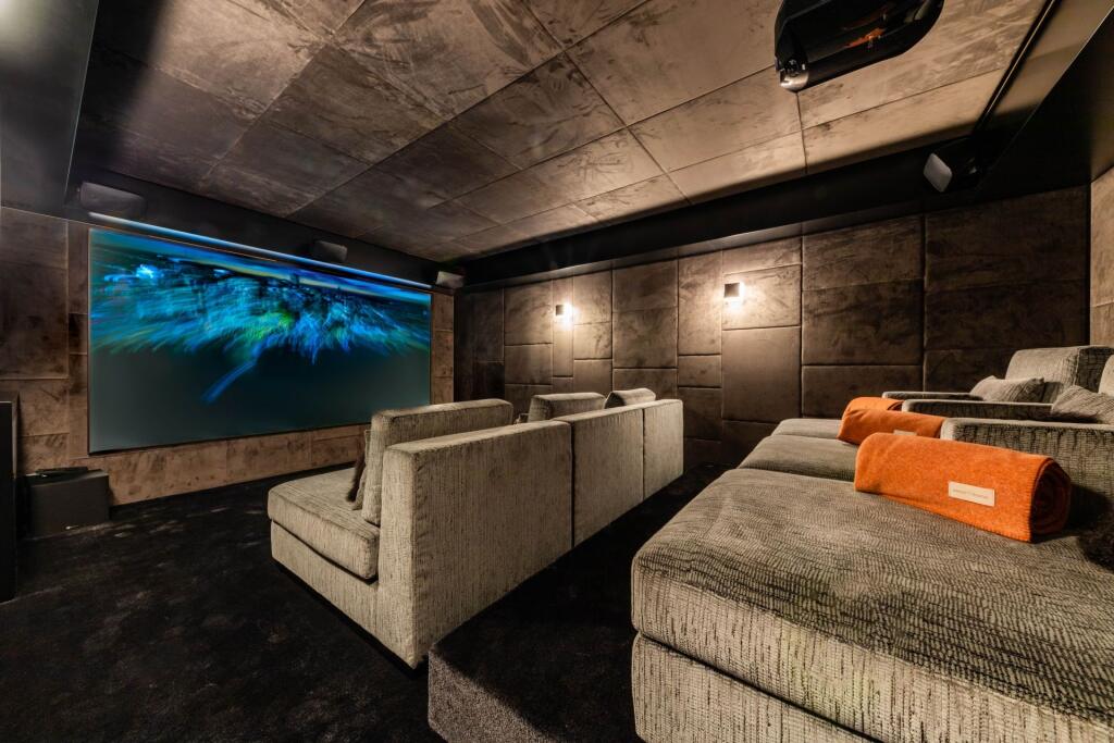 Súkromné kino je už len čerešničkou na torte luxusnej chaty.