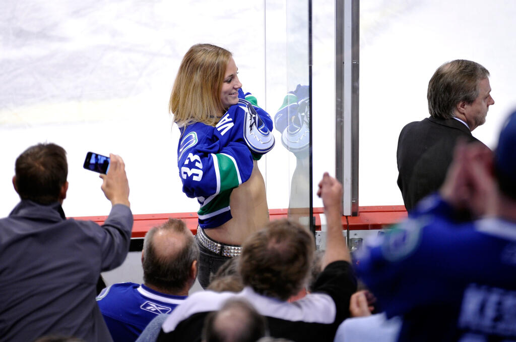 AJ NHL je občas divoká. Fanúšičky Vancouveru ukázala prsia smerom k hráčskej striedačke.