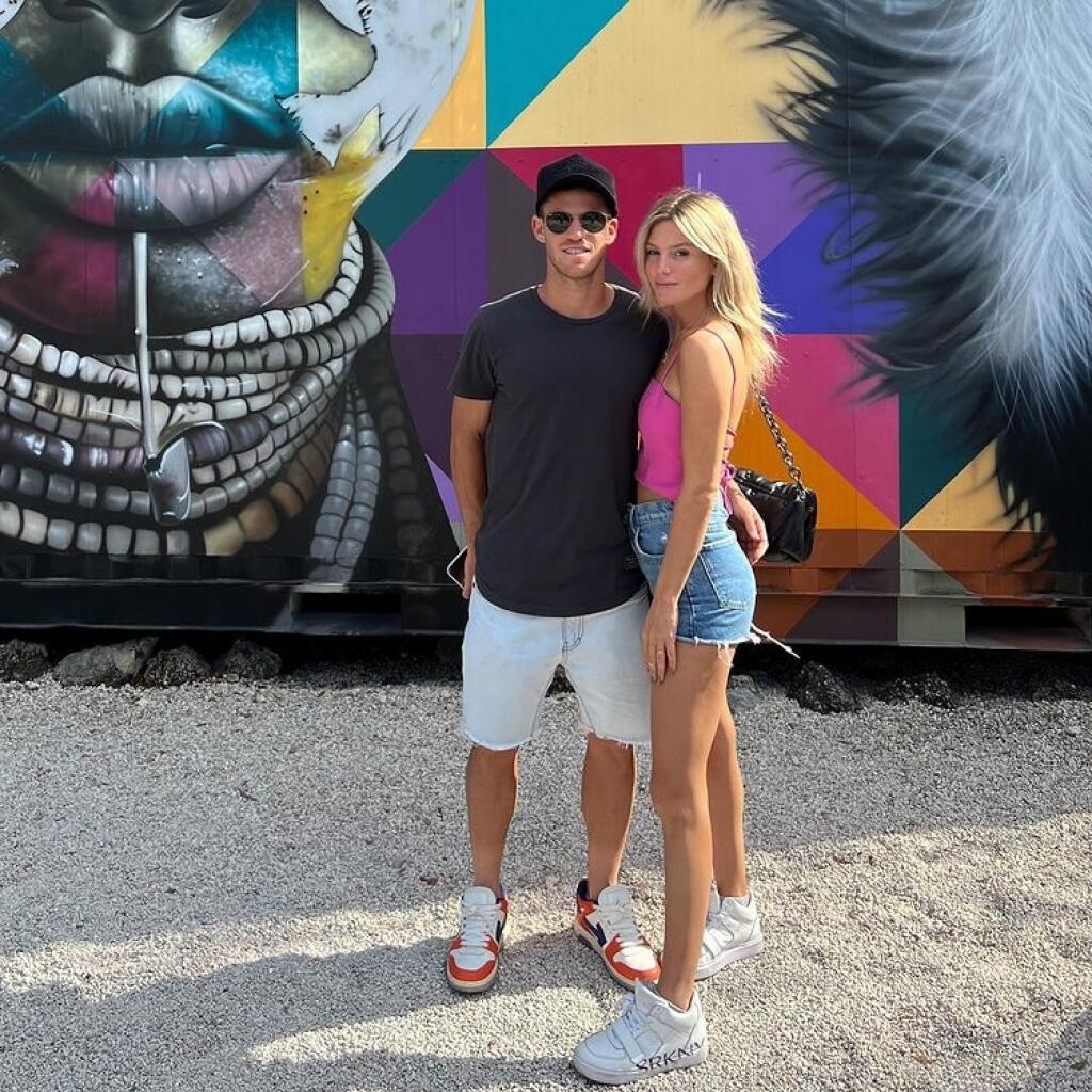 Argentínska 27-ročná krásna blondína Eugenia randí s krajanom a tenisovým šampiónom Diegom Schwartzmanom. Dvojica je spolu od roku 2019 a má za sebou niekoľko významných okamihov.