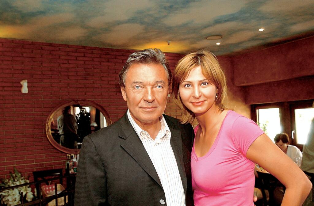 Karel Gott, spevák priateľka Ivana Macháčková
foto: Michaela Reislová
uverejnené: Šarm 34/04
pôvodný súbor:DSC_0160A.eps