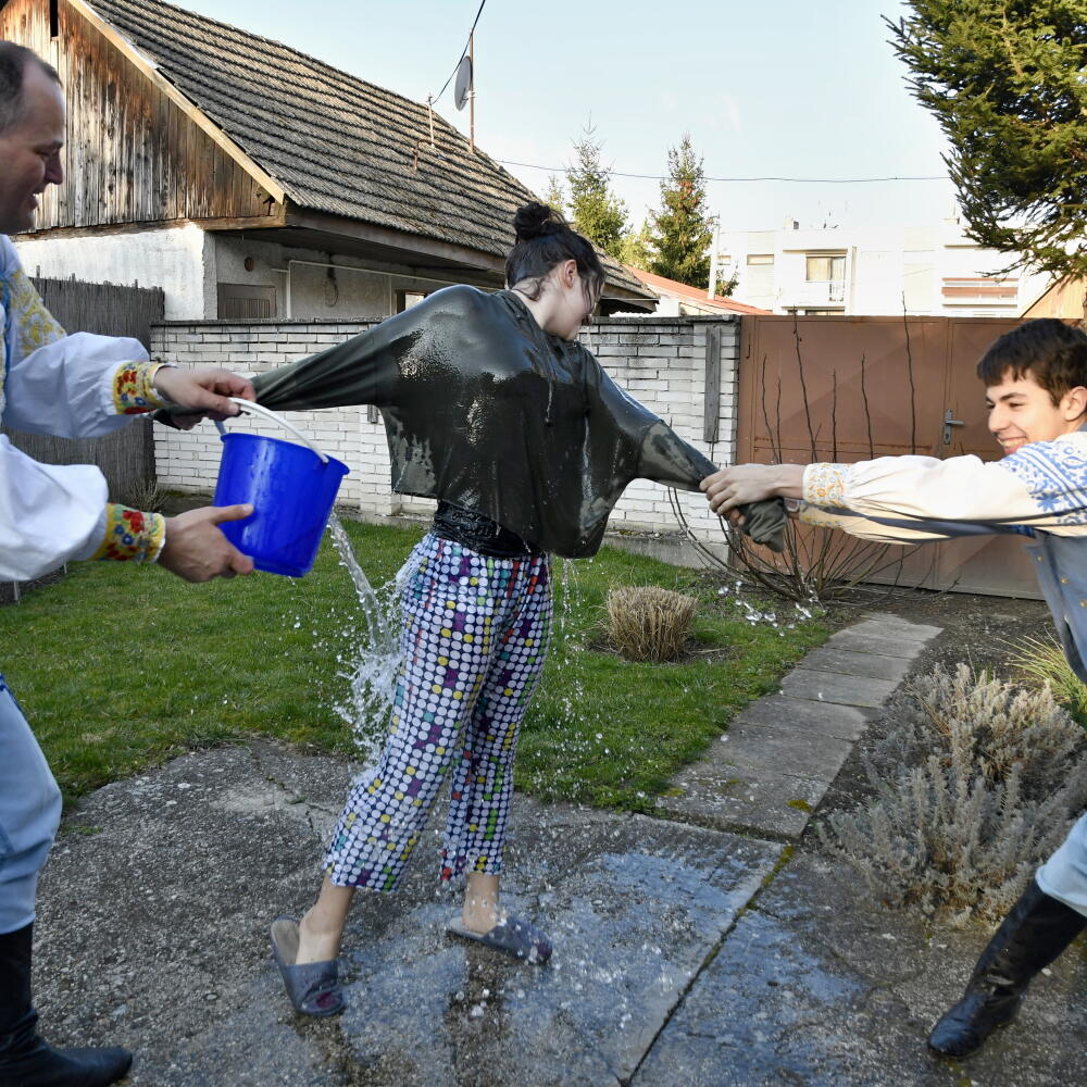 Na snímke tradičná šibačka a oblievačka na Veľkonočný pondelok v podaní členov folklórneho súboru Striebornica 2. apríla 2018 v Piešťanoch. FOTO TASR – Martin Palkovič