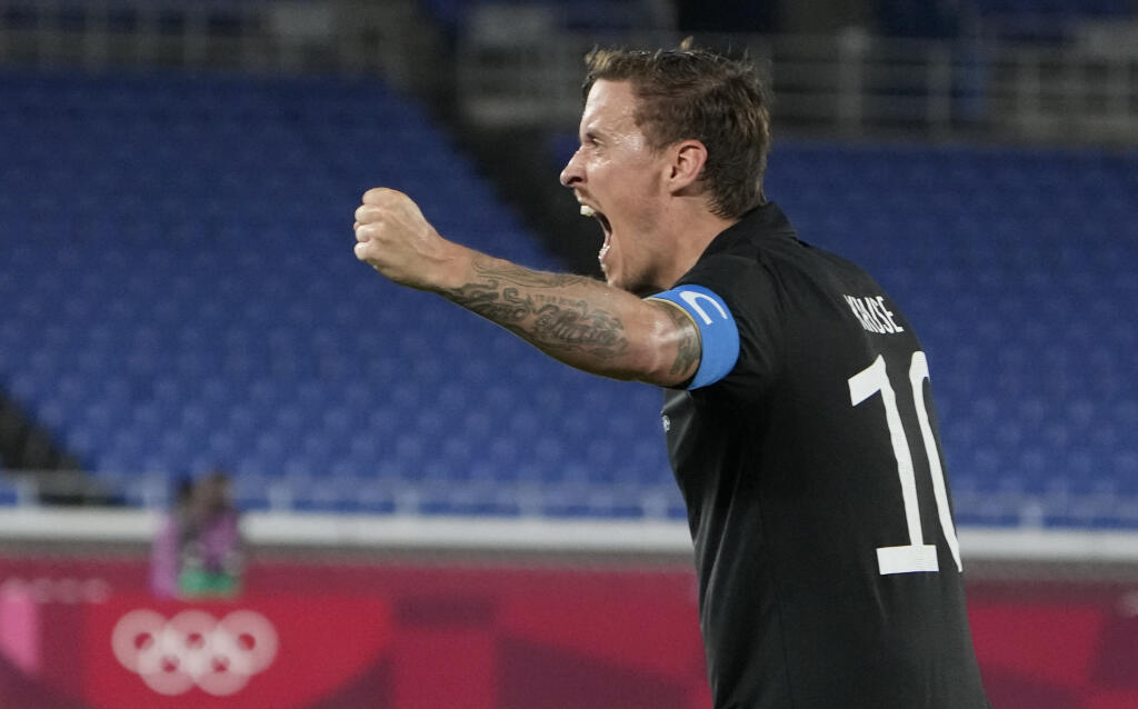 KK81 Jokohama - Nemecký futbalista Max Kruse sa teší z gólu spoluhráča Felixa Uduakhaia v zápase C- skupiny Saudská Arábia - Nemecko na letných olympijských hrách 25. júla 2021 v Jokohame. FOTO TASR/AP
Germany's Max Kruse celebrates a goal scored by teammate Felix Uduokhai during a men's soccer match against Saudi Arabia at the 2020 Summer Olympics, Sunday, July 25, 2021, in Yokohama, Japan. (AP Photo/Kiichiro Sato)