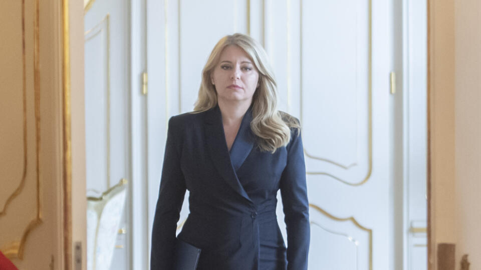 Na snímke prezidentka SR Zuzana Čaputová prichádza na vyhlásenie, na ktorom oznámila svoje rozhodnutie v súvislosti so schváleným protiinflačným balíkom zákonov po sérií rokovaní s ekonomickými expertmi, sociálnymi partnermi a predstaviteľmi samospráv a ďalších organizácií v Prezidentskom paláci v Bratislave v utorok 7. júna 2022. Prezidentka Zuzana Čaputová vrátila parlamentu tzv. protiinflačný balík. Vetuje ho vo všetkých častiach týkajúcich sa opatrení, ktoré by mali byť účinné od januára 202