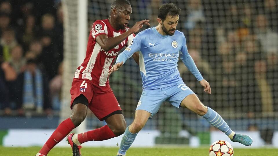 EBE 50 Manchester - Na snímke sprava hráč City Bernardo Silva a hráč Atletica Geoffrey Kondogbia v prvom zápase štvrťfinále Ligy majstrov vo futbale Manchester City - Atletico Madrid v Manchestri 5. apríla 2022. FOTO TASR/AP
Manchester City's Bernardo Silva, right, is challenged by Atletico Madrid's Geoffrey Kondogbia during the Champions League, first leg, quarterfinal soccer match between Manchester City and Atletico Madrid at the Etihad Stadium, in Manchester, Tuesday, April 5, 2022. (AP Pho