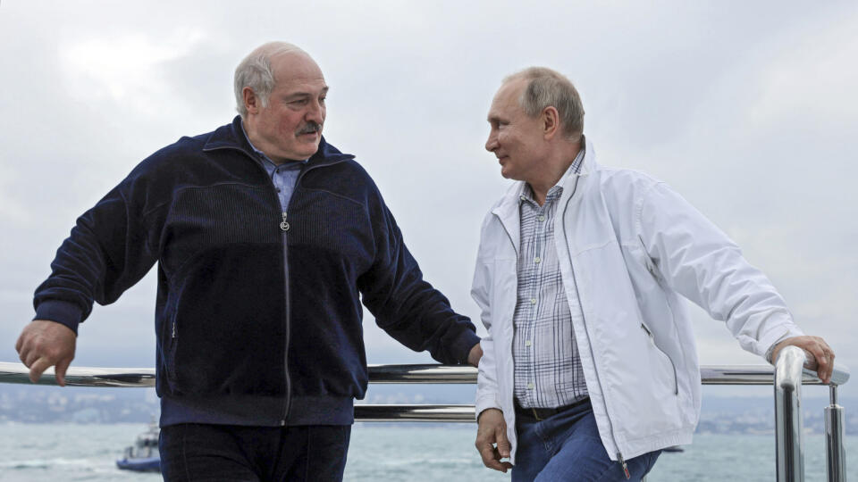 KK101 Soči - Ruský prezident Vladimir Putin (vpravo) a bieloruský prezident Alexandr Lukašenko pózujú na lodi počas stretnutia v čiernomorskom Soči 29. mája 2021. FOTO TASR/AP
Russian President Vladimir Putin, right, and Belarusian President Alexander Lukashenko talks to each other standing on the boat during their meeting in the Black Sea resort of Sochi, in Russia, Saturday, May 29, 2021.(Sergei Ilyin, Sputnik, Kremlin Pool Photo via AP)