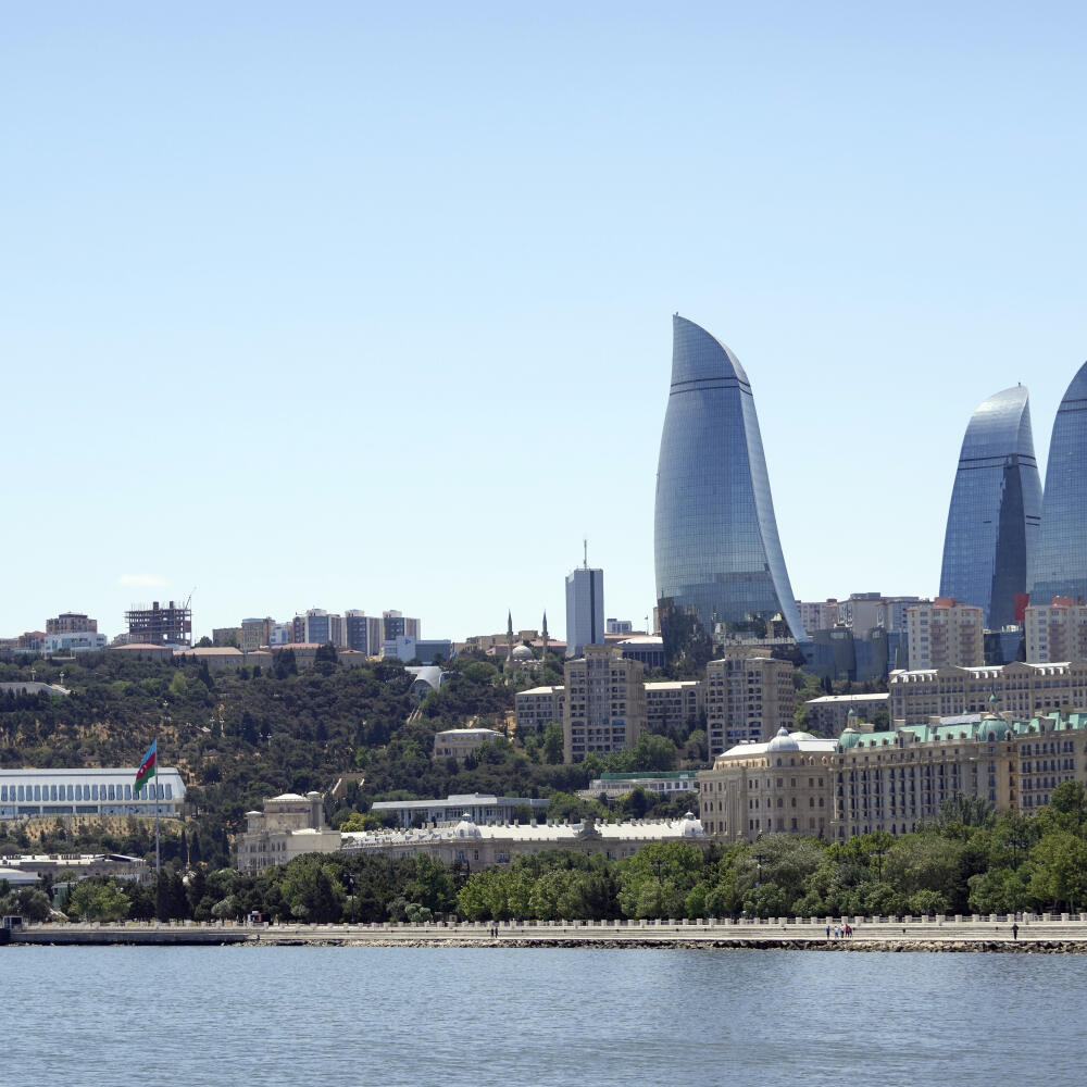 EBE 18 Baku - Pohľad na panorámu starého mesta s mrakodrapmi Flame Towers v pozadí v azerbajdžanskom Baku v pondelok 7. júna 2021. FOTO TASR/AP
A general view of the Old City with the Flame Towers skyscrapers in background in Baku, Azerbaijan, Monday, June 7, 2021. (AP Photo/Darko Vojinovic)
