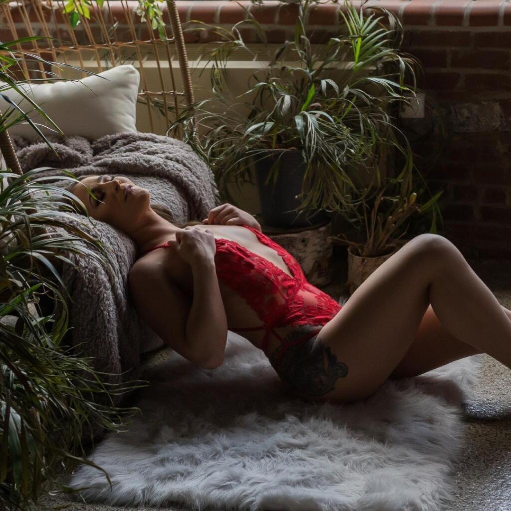 Fotky v dráždivej spodnej bielizni, videá hore bez, ale aj kompletne nahé selfie fotografie. Jessica sa rozhodla nasledovať kroky modeliek, pornoherečiek aj mnohých športovkýň, ktoré na známej sociálnej sieti uverejňujú nahé zábery, ktorými sa môžu za poplatok kochať ich fanúšikovia.