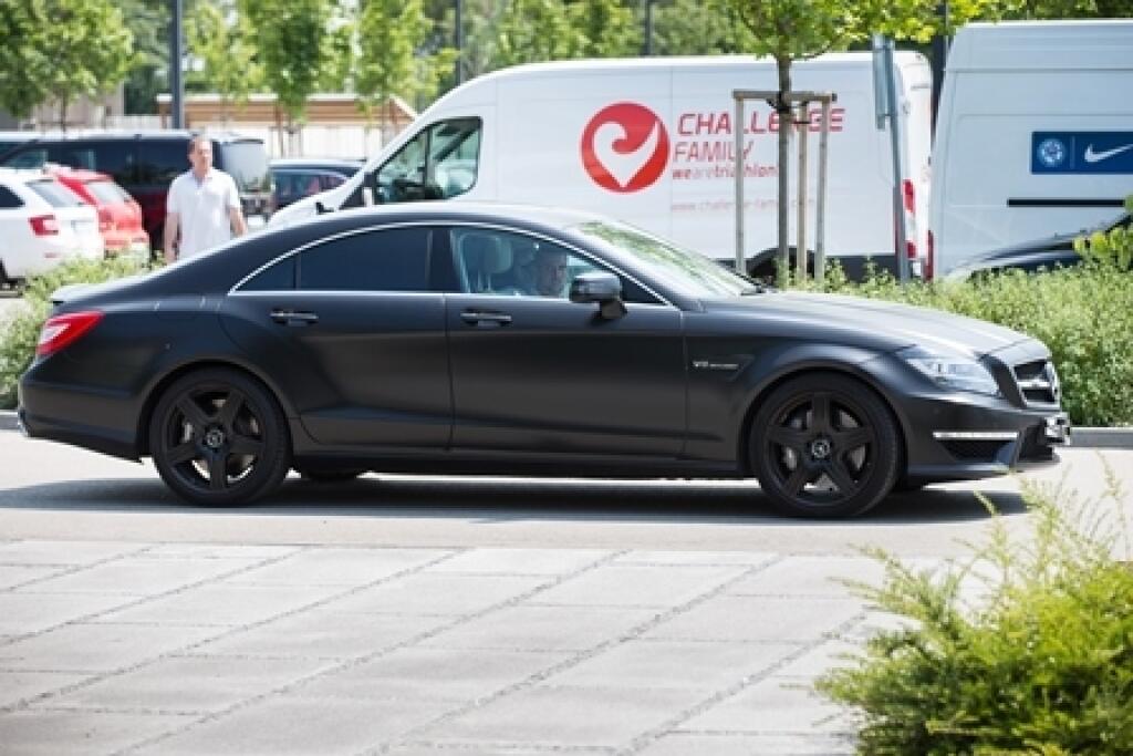 Na zraz v roku 2017 sa Mak doviezol už na Mercedese. Nie však obyčajnom. Trieda CLS 63 v špeciálnej úprave AMG, ktorú podľa fotografie, začína na 118-tisícoch a pod kapotou ukrýva 557 koní.