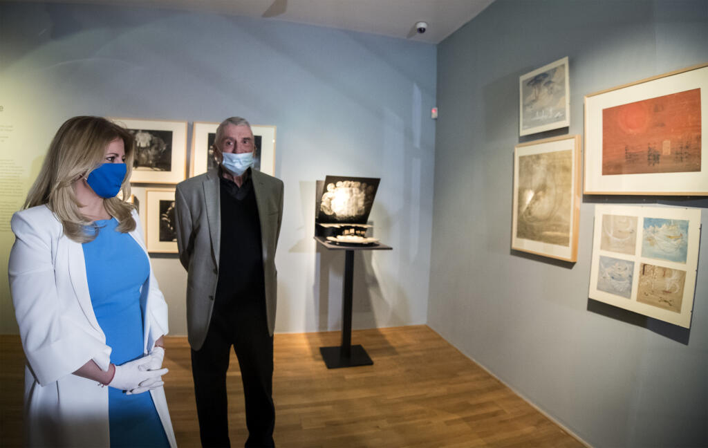 Na snímke prezidentka SR Zuzana Čaputová (vpravo) a významný slovenský herec, režsér a člen činohra SND Martin Huba (vpravo) počas navštevy Slovenskej národnej galérie (SNG) v Bratislave vo štvrtok 21. mája 2020. V SNG si pozrela výstavy