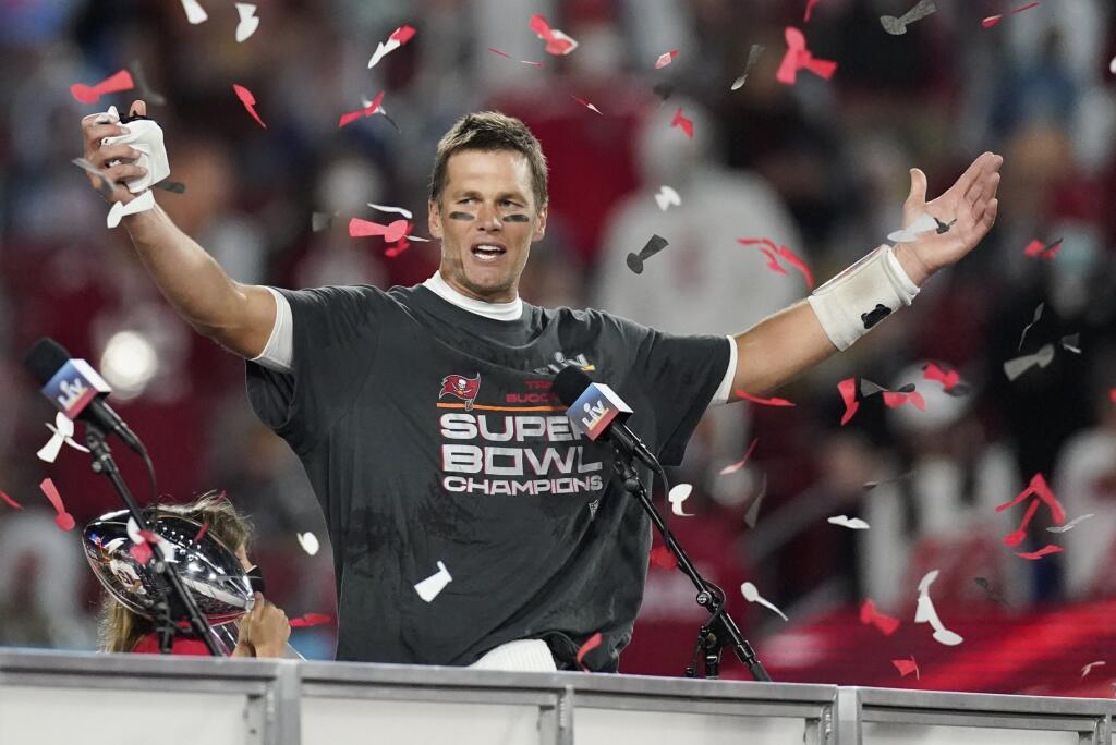 Hráč Amerického futbalu Tom Brady – 76 mil. dolárov (45 mil. „na ihrisku“, 31 mil. „mimo ihriska“) - Aj vo veku 43 rokov dokázal Brady získať Super Bowl a pridať punc svojej úspešnej kariére. Začalo sa mu dariť aj v podnikaní. Je tvárou drahých okuliarov i oblečenia. Nedávno založil spoločnosť na výrobu filmov.