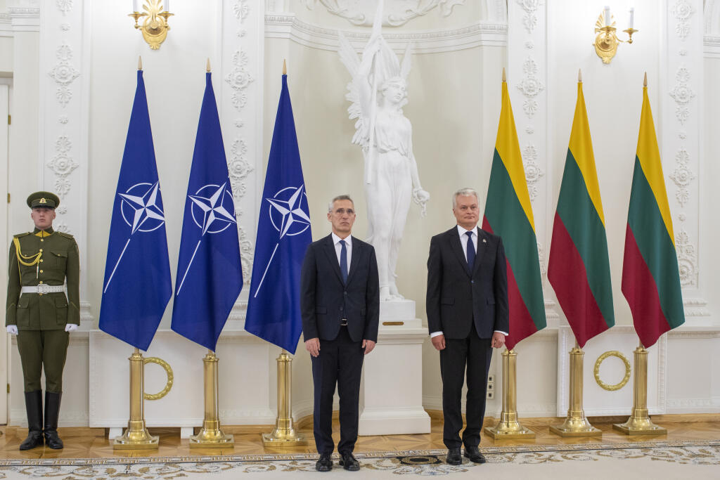 JB 34 Vilnius - Litovský prezident Gitanas Nauséda (vpravo) a generálny tajomník NATO Jens Stoltenberg pózujú pred ich stretnutím v Prezidentskom paláci vo Vilniuse 26. júna 2023. FOTO TASR/AP

Lithuania's President Gitanas Nauseda and NATO Secretary General Jens Stoltenberg, left, pose for the media prior to their meeting at the Presidential palace in Vilnius, Lithuania, Monday, June 26, 2023. (AP Photo/Mindaugas Kulbis)