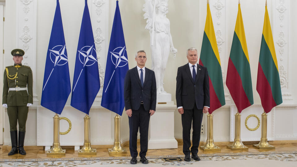 JB 34 Vilnius - Litovský prezident Gitanas Nauséda (vpravo) a generálny tajomník NATO Jens Stoltenberg pózujú pred ich stretnutím v Prezidentskom paláci vo Vilniuse 26. júna 2023. FOTO TASR/AP
Lithuania's President Gitanas Nauseda and NATO Secretary General Jens Stoltenberg, left, pose for the media prior to their meeting at the Presidential palace in Vilnius, Lithuania, Monday, June 26, 2023. (AP Photo/Mindaugas Kulbis)
