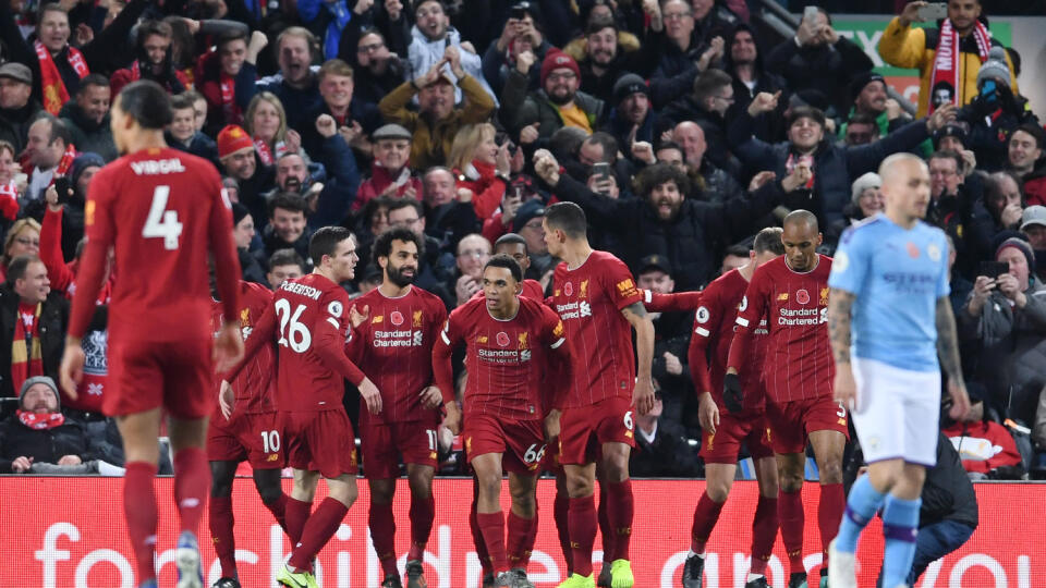 Liverpool si doma poradil s Manchestrom City 3:1 a upevnil si tak postavenie na čele tabuľky Premier League.