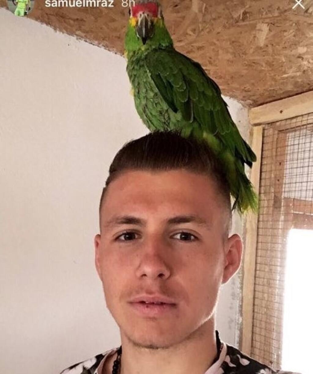 Samuel Mráz s okrídleným kamarátom na hlave.