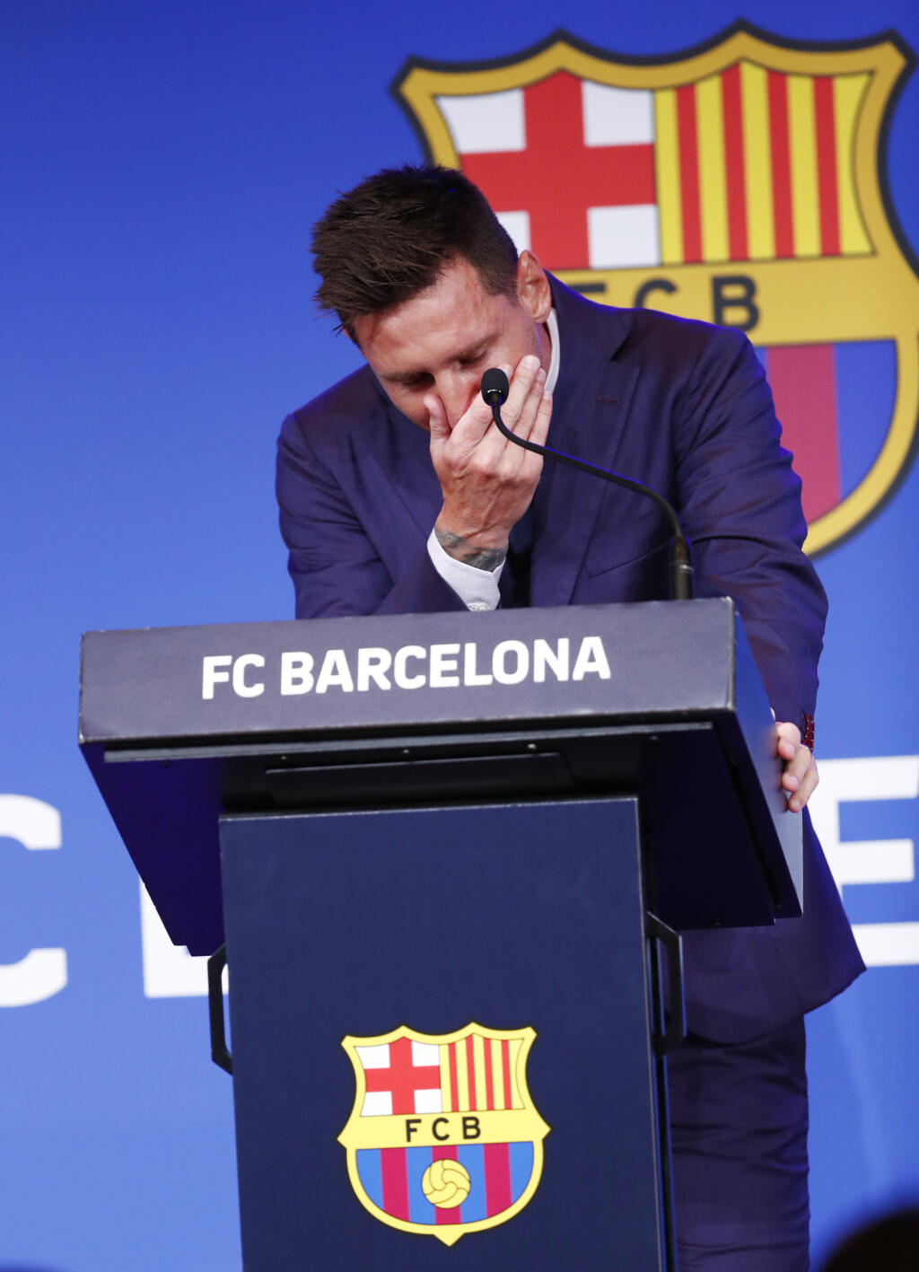 Lionelom Messim na rozlúčkovej tlačovke lomcovali emócie a pri odchode z Barcelony si poplakal. Teraz za jeho použitú vreckovku ľudia na internete ponúkajú šialené peniaze.