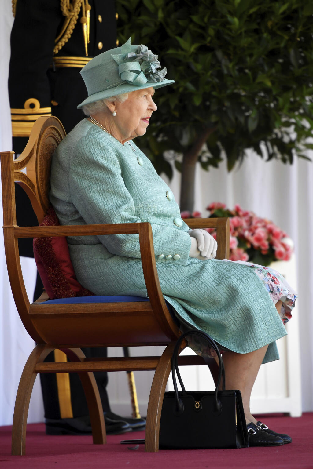 JB 44 Londýn - Britská kráľovná Alžbeta II. reaguje počas oficiálnych osláv jej 94. narodenín na zámku Windsor v Londýne 13. júna 2020. V areáli zámku Windsor pri Londýne sa v sobotu konali oficiálne oslavy 94. narodenín britskej kráľovnej Alžbety II. Z dôvodu koronavírusovej pandémie však mali tentoraz značne obmedzený rozsah. Prvýkrát od roku 1955 sa v uliciach Londýna pri Buckinghamskom paláci nekonala tradičná, u turistov obľúbená vojenská prehliadka Trooping the Colour, na ktorej sa zúčastň
