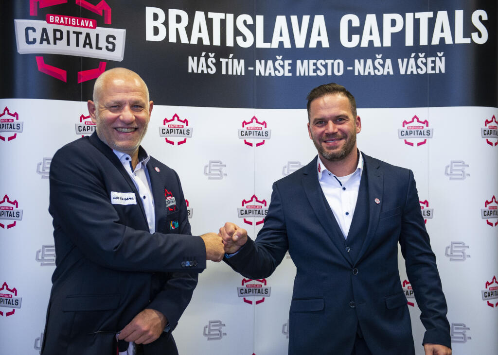 Na snímke zľava nový tréner Bratislava Capitals Peter Draisaitl a prezident hokejového klubu Bratislava Capitals Dušan Pašek mladší počas tlačovej konferencie 7. decembra 2020 v Bratislave.