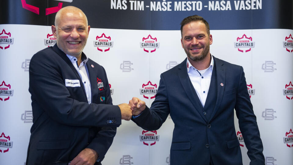 Na snímke zľava nový tréner Bratislava Capitals Peter Draisaitl a prezident hokejového klubu Bratislava Capitals Dušan Pašek mladší počas tlačovej konferencie 7. decembra 2020 v Bratislave. FOTO TASR - Jakub Kotian