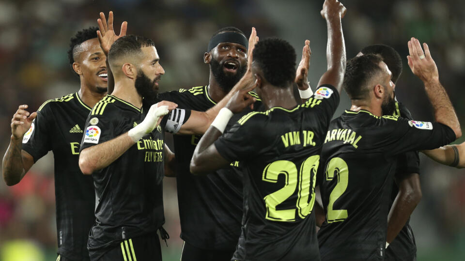 JB 6 Elche - Hráč Realu Madrid Karim Benzema (druhý zľava) oslavuje so spoluhráčmi po tom, ako strelil druhý gól vo futbalovom zápase španielskej ligy La Liga FC Elche - Real Madrid v Elche 19. októbra 2022. FOTO TASR/AP
Real Madrid's Karim Benzema, 2nd left, celebrates with teammates after scoring his sides second goal during the Spanish La Liga soccer match between Elche and Real Madrid at the Martinez Valero Stadium in Elche, Spain, Wednesday, Oct. 19, 2022. (AP Photo/Alberto Saiz)