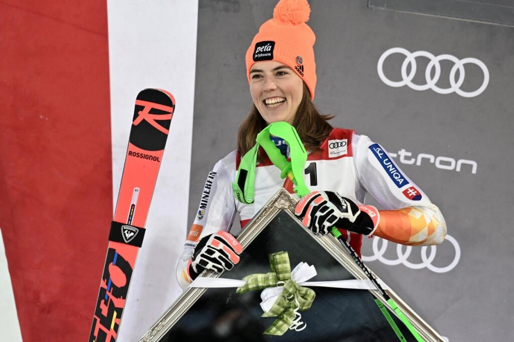 Petra Vlhová a aj jej súperky dostali ako cenu veľké zrkadlo.