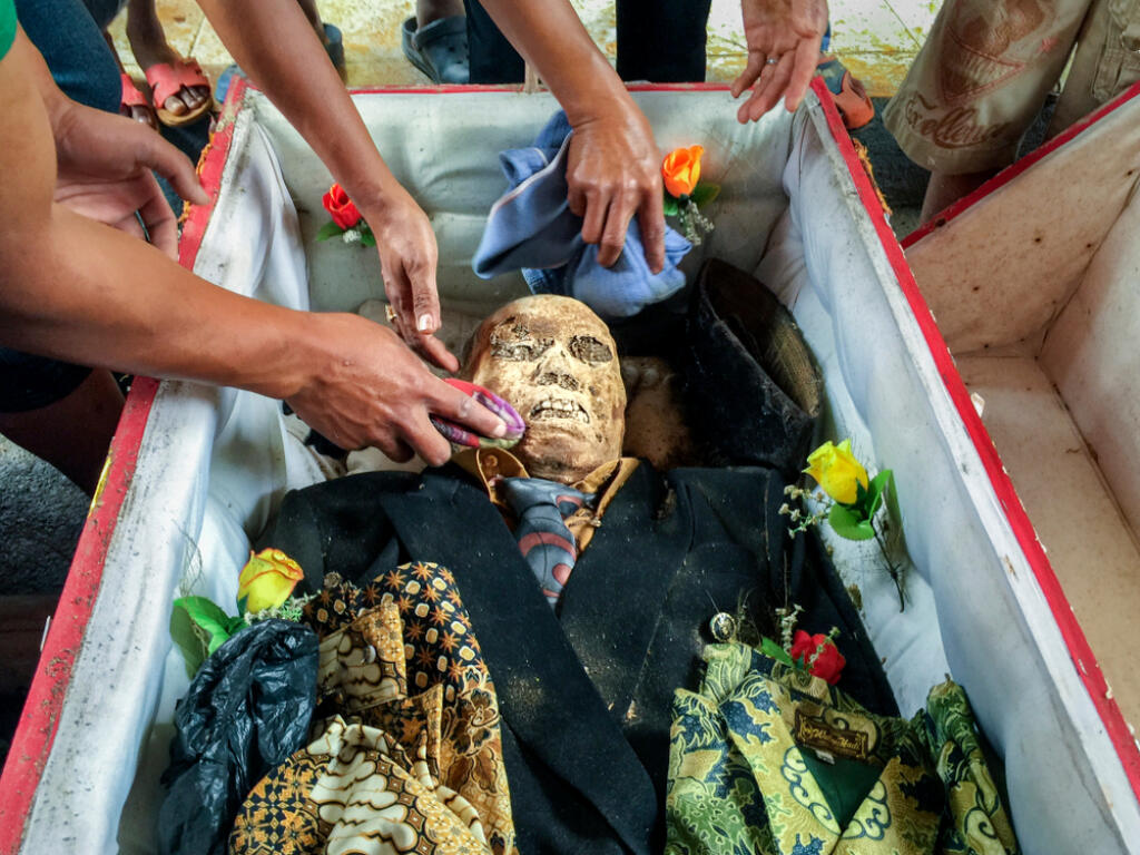 North,Toraja,,Sulawesi,indonesia-aug,27,,2016:the,Dead,Body,To,Bring,Up