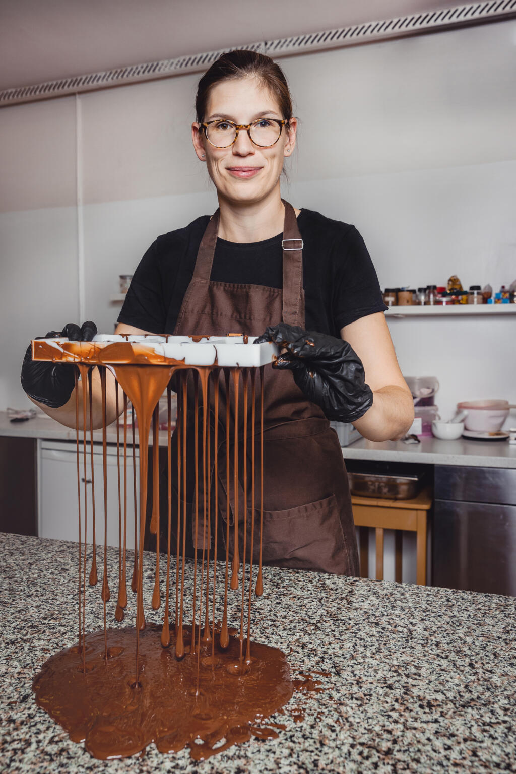 V roku 2012 vznikla v Komárne čokoládovňa Chocomaze, venujúca sa ručnej výrobe čokolád. Od svojho založenia získala už veľké množstvo medzinárodných ocenení. Na snímke   zakladateľka čokoládovne Katalin Papp Vargha.