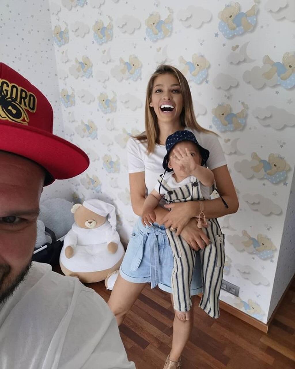 Jasmina Alagic - synovu tvár vždy ukrýva. Spôsobov, ako to robí, je hneď niekoľko...