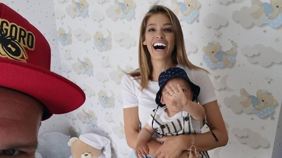 Jasmina Alagic - synovu tvár vždy ukrýva. Spôsobov, ako to robí, je hneď niekoľko...