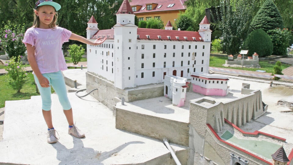 Model Bratislavského hradu očaril aj Sáru (9) z Modry.