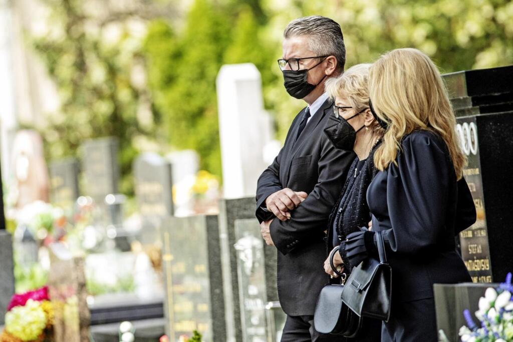 NAJBLIŽŠIA RODINA
Zuzana Čaputová s mamou
a bratom Danielom.