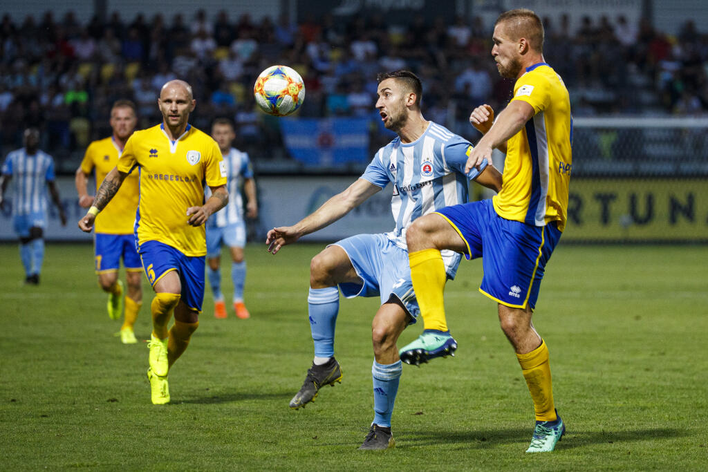 Na snímke Andraž Šporar a Patrik Jacko počas zápasu 1.kola Fortuna Ligy medzi nováčikom FK Pohronie a úradujúcim majstrom ŠK Slovan Bratislava.