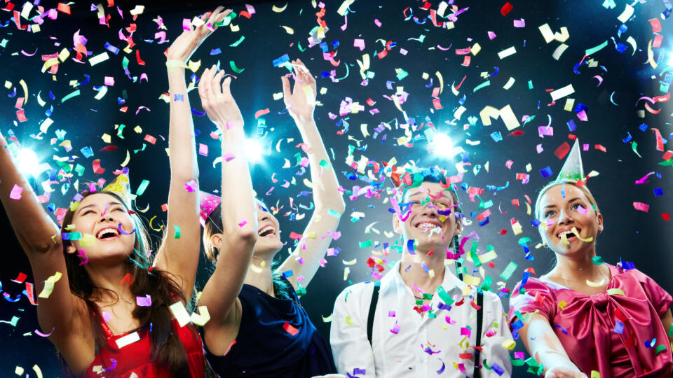 ľudia mladí - oslava - Silvester - konfety - radosť - smiech