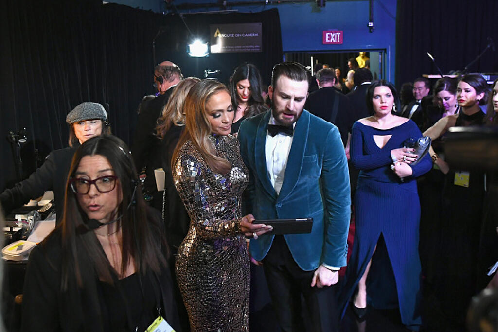 HOLLYWOOD, CA - FEBRUARY 24: In this handout provided by A.M.P.A.S., Jennifer Lopez and Chris Evans pose backstage during the 91st Annual Academy Awards at the Dolby Theatre on February 24, 2019 in Hollywood, California. (Photo by Matt Petit - Handout/A.M.P.A.S. via Getty Images)