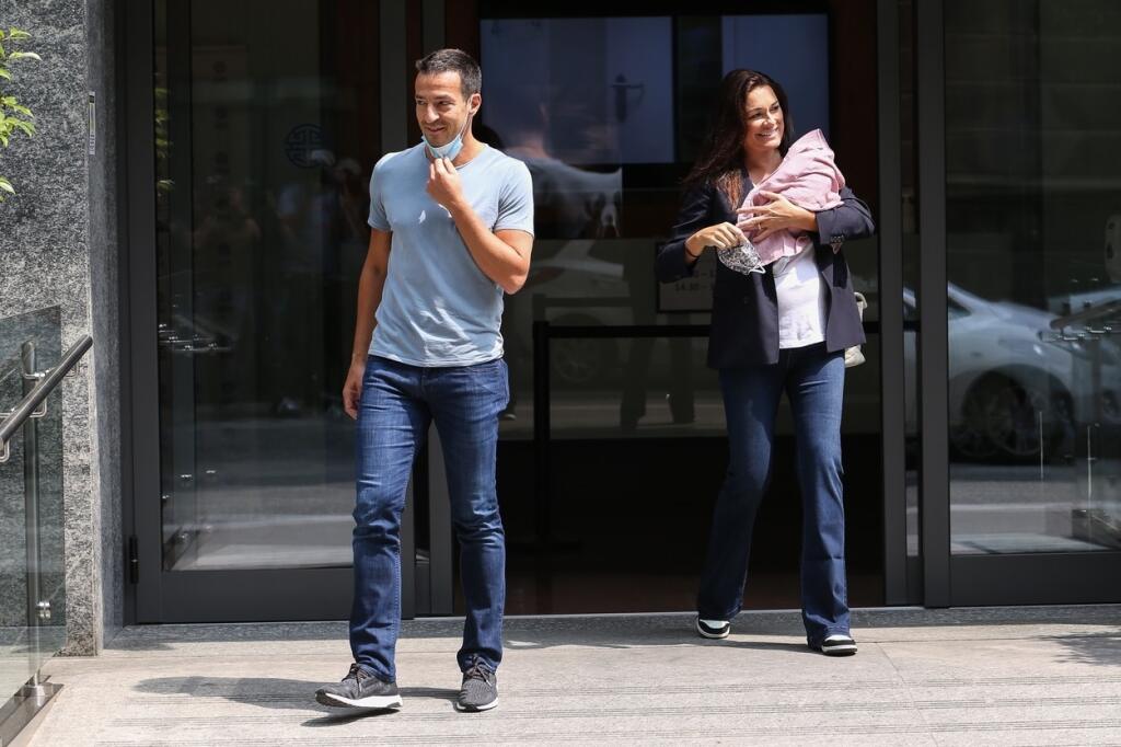 Šeredovú nedávno na ceste zo súkromnej kliniky sprevádzal jej bohatý partner Alessandro Nasi. V rukách držala malú Vivienne Charlotte, ktorá sa narodila ešte v máji.