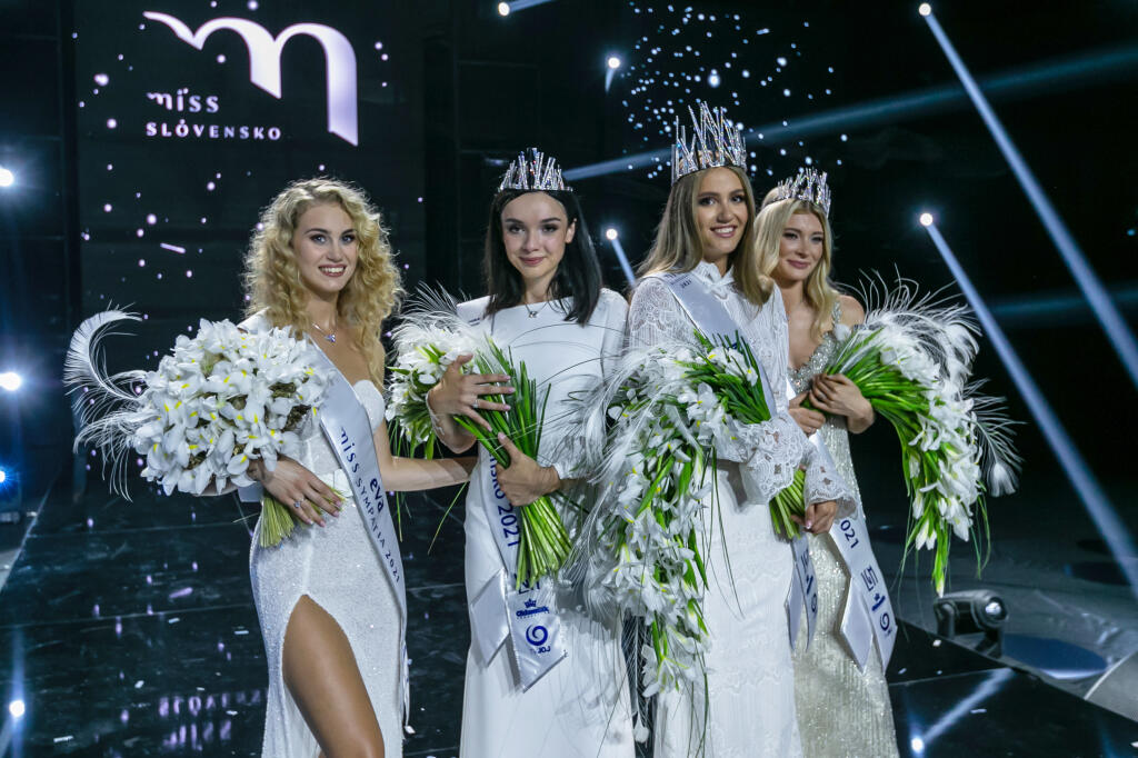 Na snímke je zľava Miss sympatia Júlia Ivanová, Jana Vozárová, Sophia Hrivňáková a Sylvia Šulíková počas finále Miss Slovensko 2021.