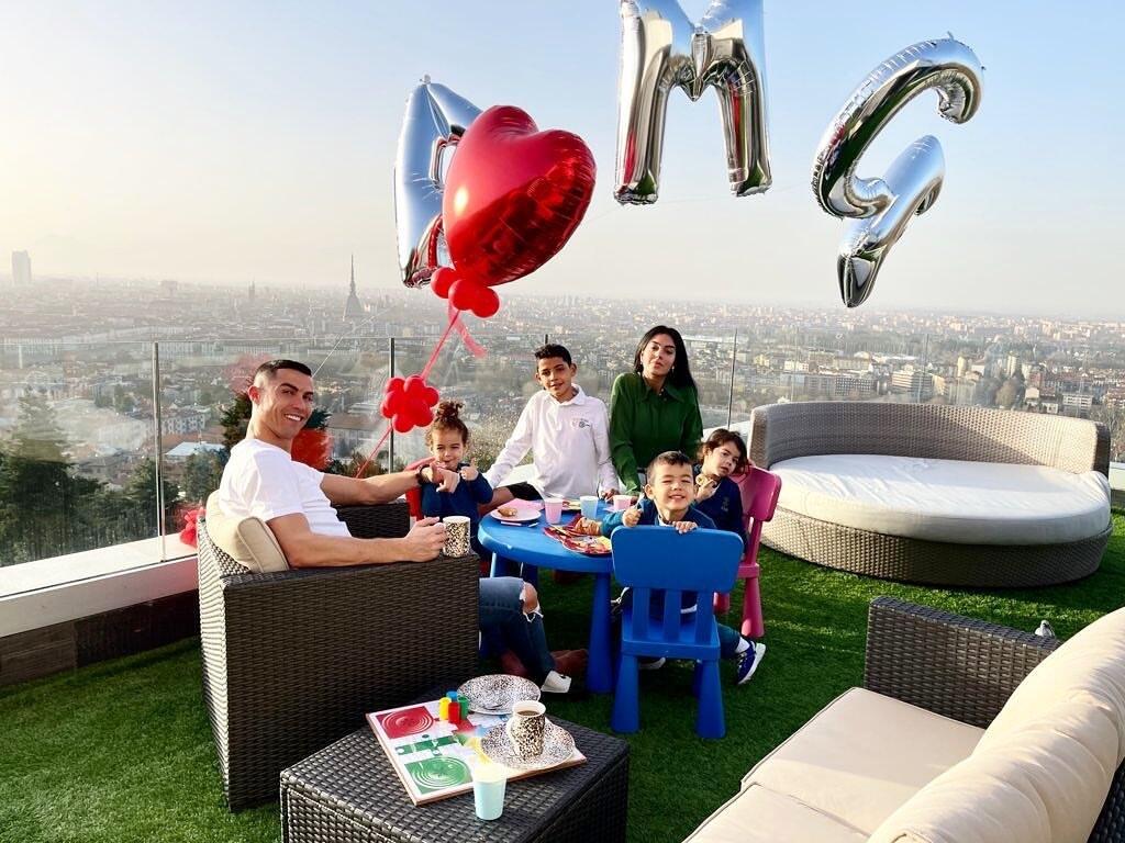 Luxusná terasa s výhľadom, ktorý mu všetci závidia.