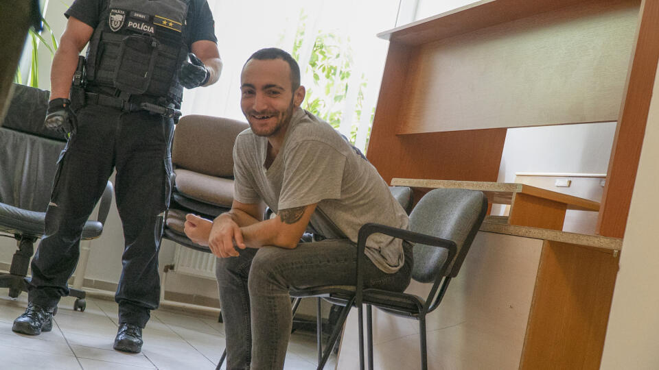 V piatok (9. septembra) sa na Okresnom súde v Banskej Bystrici rozhodovalo o väzbe pre obvineného 26-ročného muža, ktorý vo štvrtok v Rimavskej Sobote úmyselne usmrtil svoju 71-ročnú starú matku.