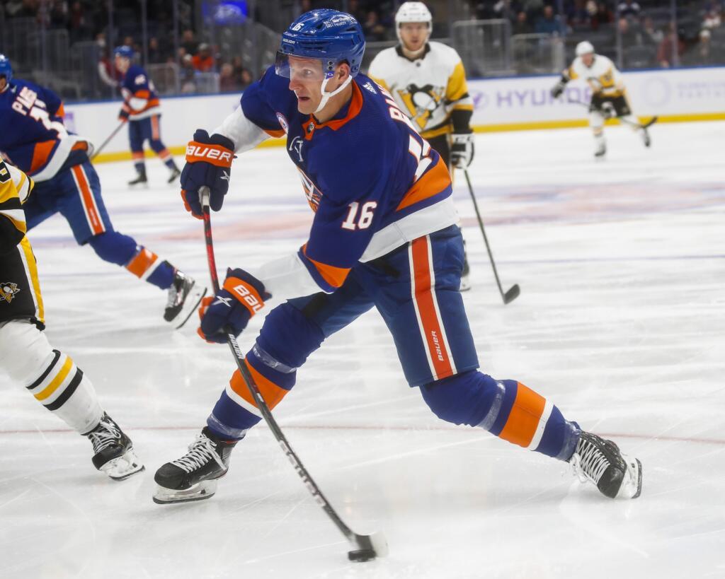 JB 2 Elmont - Slovenský hráč New Yorku Islanders Richard Pánik (16) strieľa proti Pittsburghu Penguins v zápase hokejovej zámorskej NHL New York Islanders - Pittsburgh Penguins v meste Elmont 26. novembra 2021. FOTO TASR/AP
New York Islanders' Richard Panik (16) takes a shot during during the second period of an NHL hockey game against Pittsburgh Penguins, Friday, Nov. 26, 2021, in Elmont, N.Y. (AP Photo/Eduardo Munoz Alvarez)