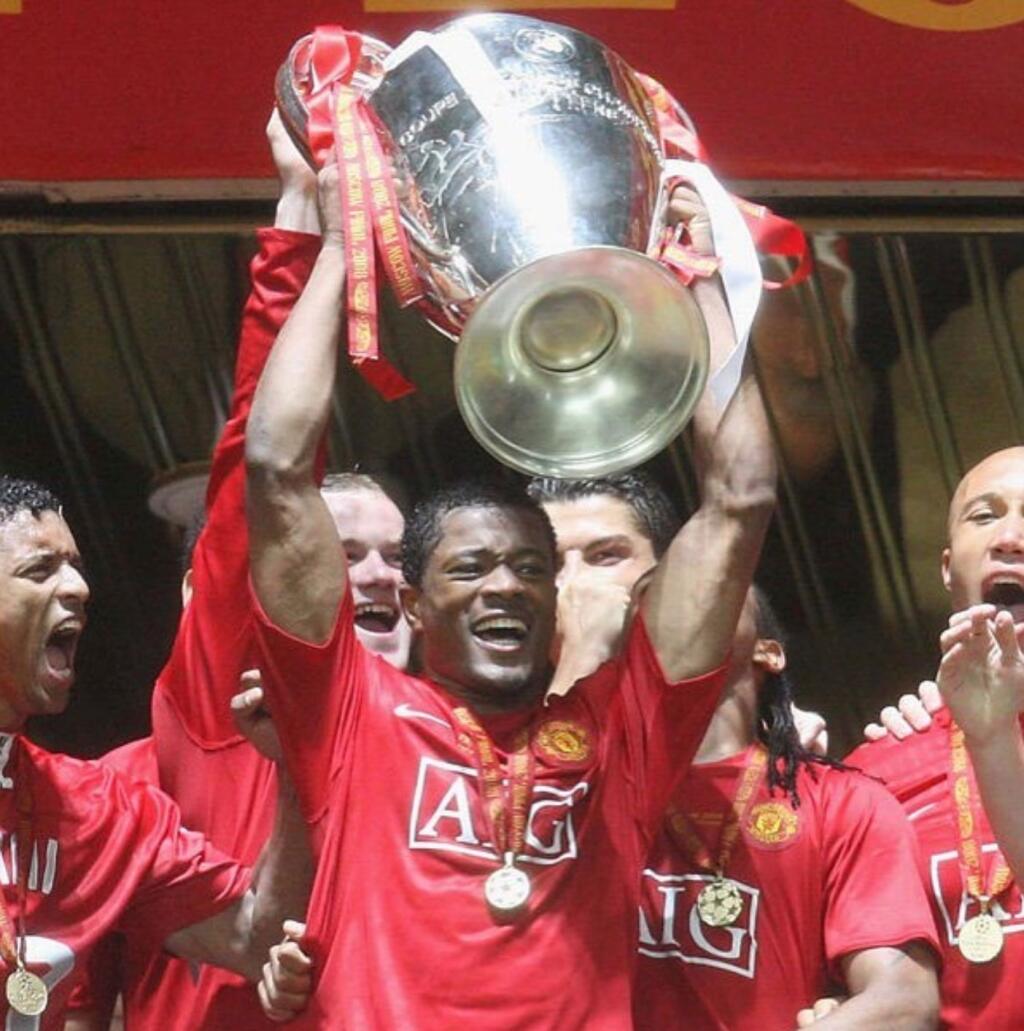 S Manchestrom United Evra vyhral v roku 2008 nielen Ligu majstrov a Svetový pohár klubov FIFA , ale päťkrát sa stal aj šampiónom Premier League. V zbierke má tiež sedem anglických pohárov.