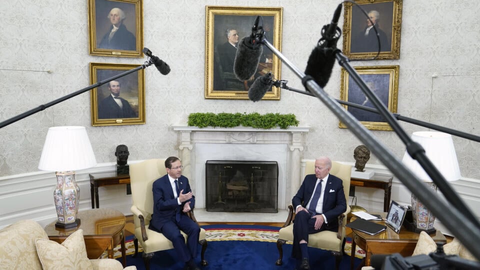Izraelský prezident Jicchak Herzog (vľavo) a americký prezident Joe Biden diskutujú počas stretnutia v Bielom dome vo Washingtone v stredu 26. októbra 2022.