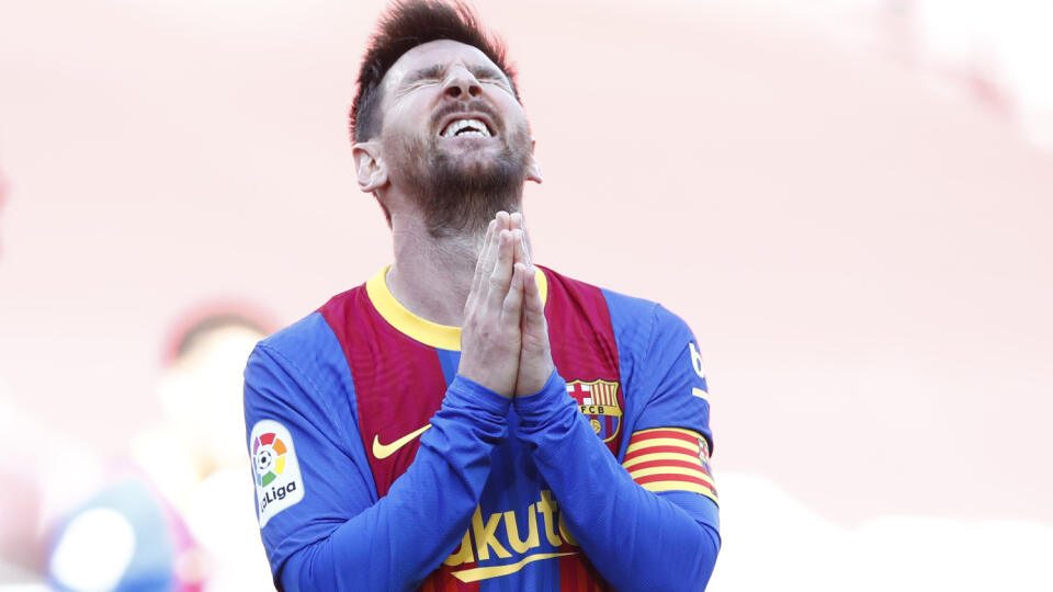 WA 56 Barcelona - Futbalista FC Barcelona Lionel Messi reaguje po nepremenenej gólovej šanci v zápase 35. kola španielskej La Ligy FC Barcelona - Atletico Madrid v Barcelone 8. mája 2021. FOTO TASR/AP
Barcelona's Lionel Messi reacts after a missed scoring opportunity during the Spanish La Liga soccer match between FC Barcelona and Atletico Madrid at the Camp Nou stadium in Barcelona, Spain, Saturday, May 8, 2021. (AP Photo/Joan Monfort)